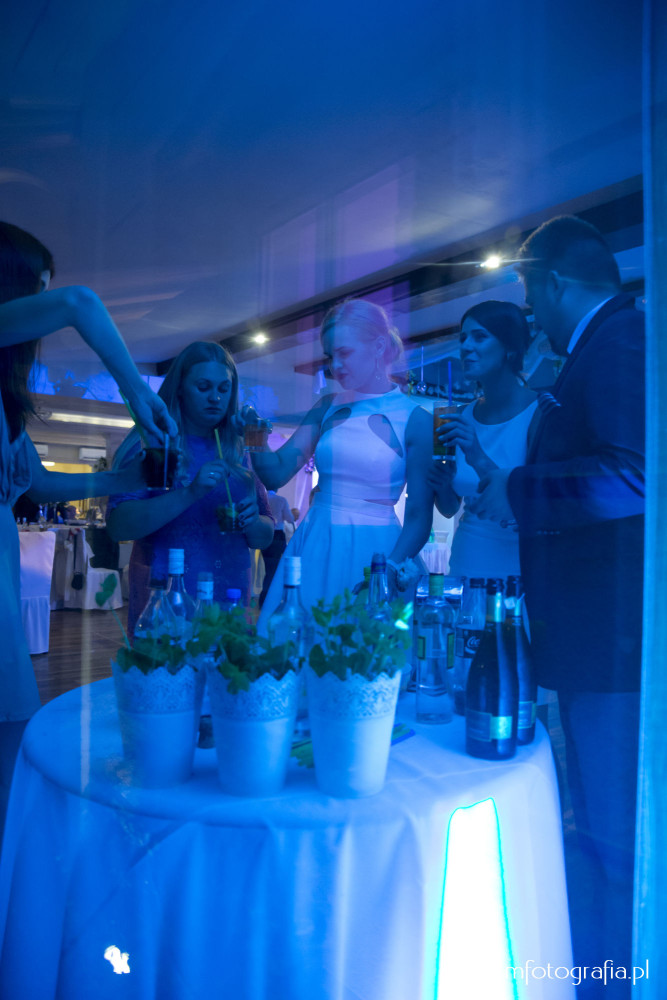 zdjęcie przy stoliku z drinkami